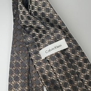 Calvin Klein Men's Neck Tie Silver  Gray Geometric Design 100% Silk.